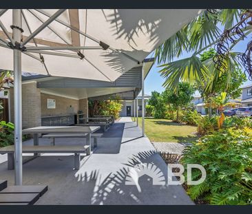 Room for Rent - Modern Townhouse Living near Airport & Beach - Photo 3