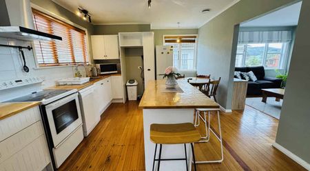 Beautifully 3- bedroom home with spacious garden & great outdoor living - Photo 2