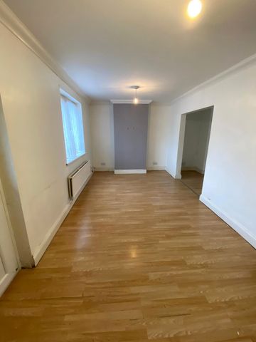 £1,300 PCM, Three Bedroom House with Off-Road Parking and Enclosed Garden in Highbury Road, Ely, Cardiff, CF5 4LS - Photo 3