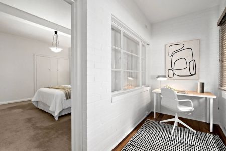 North Facing, Spacious Art Deco – Ground Floor - Photo 4