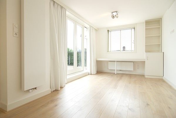 For rent: Gorgeous bright and light apartment, renovated with high quality materials and great attention to detail. - Photo 1