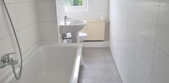 Sanierte Zweiraumwohnung mit Einbauküche - Foto 2