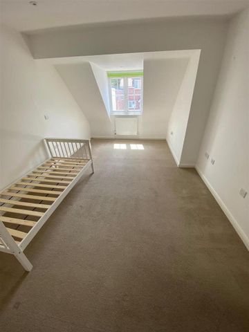 3 bedroom end of terrace house to rent - Photo 3