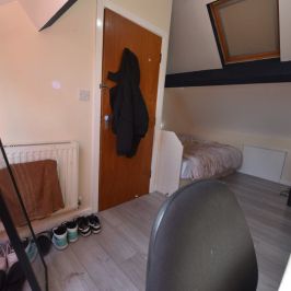 3 bedroom Flat in St Annes Road, Leeds - Photo 1