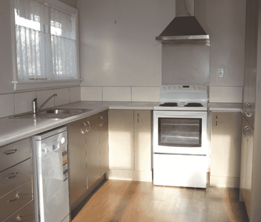 Comfortable 3-Bedroom Home – Lawns Included! - Photo 5