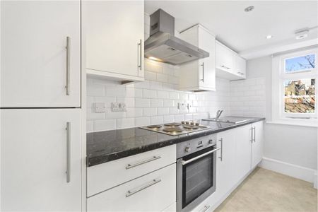 Bright third floor apartment on Crawford Street, offering easy access to Baker Street Station, Regents Park and to a great range of local shops and restaurants. - Photo 2