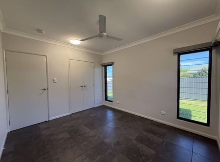 Modern 3 Bedroom Home + Ensuite - Photo 2