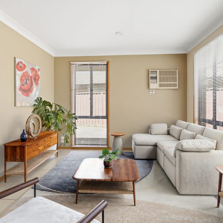 3BR brick House, AC, MBIR, gas, NBN, no carpet! Easy clean yard with pergola in cul-de-sac. - Photo 1