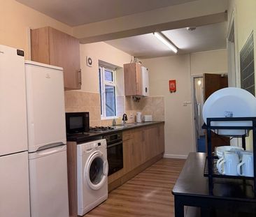 Room in a Shared House, Burgess Road, SO16 - Photo 2