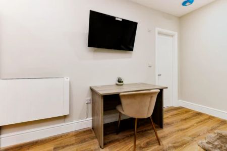 Studio 2 - Photo 2
