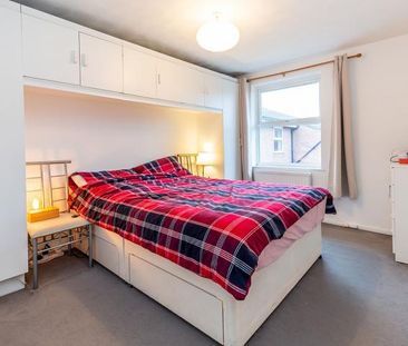 Fantastic two bed located within mins to Camden & Kings Cross - Photo 3