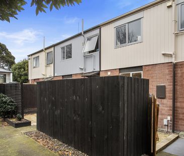 2 Bedroom, Modern Kitchen & Bathroom Townhouse - Photo 6