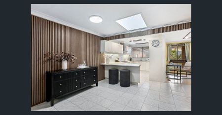 Family Home with Swimming Pool. - Photo 5