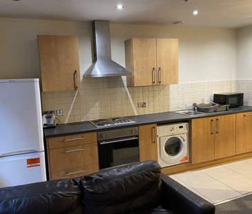 1 Bed Flat, Central Garden, L1 - Photo 5