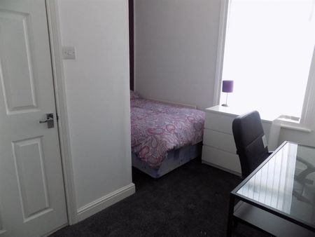 3 bedroom Flat To Let - Photo 4