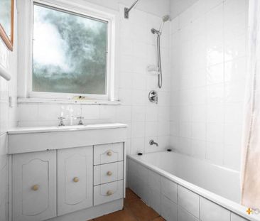 CUTE & COSY 3 BEDROOM HOME IN FAMILY FRIENDLY LOCATION - Photo 4