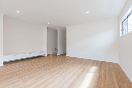 Amazing townhouse ready to be your new home - Photo 3