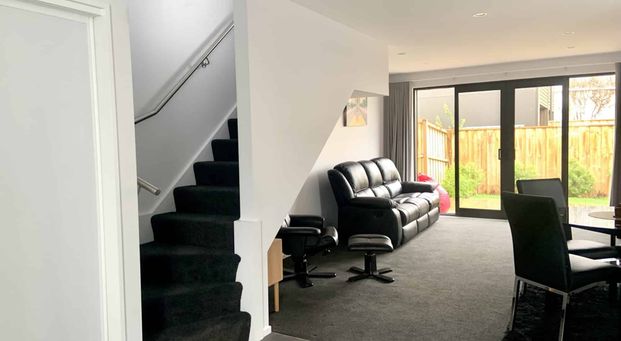 Stylish fully furnished townhouse with a private courtyard very handy to the inner city! - Photo 1