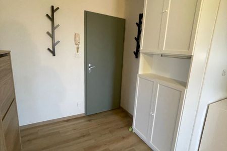 A louer très bel appartement meublé, à 2 pas du centre ville - Photo 3