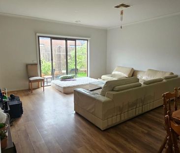 Prime Location! - Photo 3