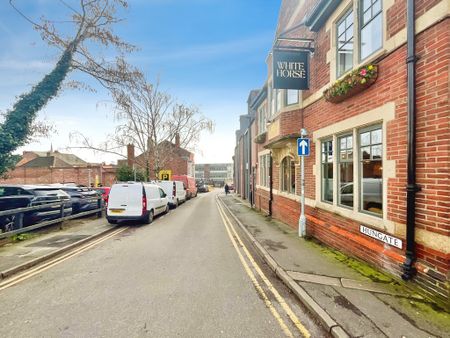 1 bedroom Apartment to let - Photo 2