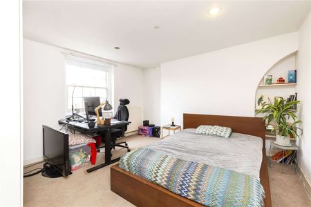 A large and bright two bedroom apartment set on the top floor of this period conversion just moments from Upper Street. - Photo 5