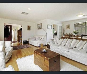 Large Family House Featuring a Beautiful Pool - Photo 3