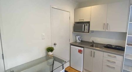 Self Contained Studio Close to the University - Photo 4