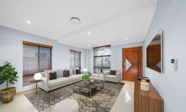 4 Bedroom Duplex with Park View!! - Photo 1