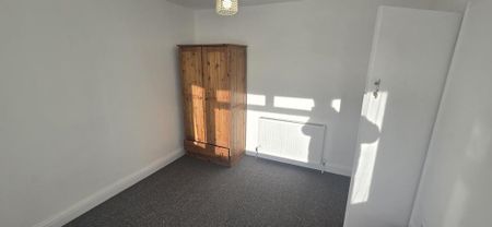 4 bedroom semi-detached house to rent - Photo 4