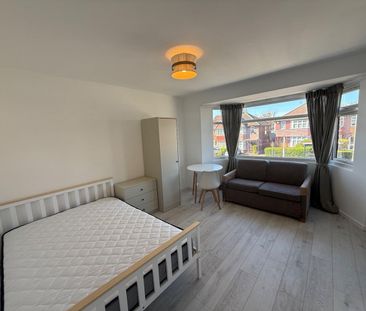 5 Bed Semi-Detached House, Pennine Drive, NW2 - Photo 4