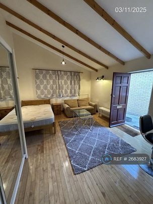 Studio to rent - Photo 1