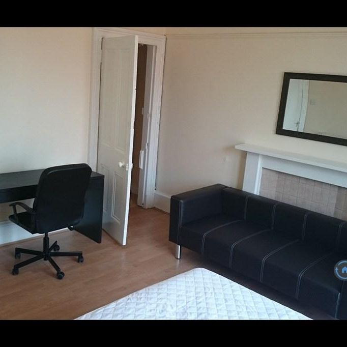 3 bedroom flat to rent - Photo 1