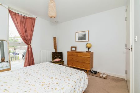 Beautiful & Light One Bedroom Flat with Water Views for Rent in London, N4 - Photo 5