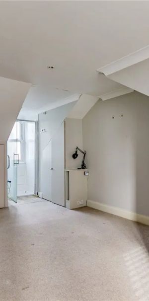 3 bedroom in Putney High Street - Photo 1