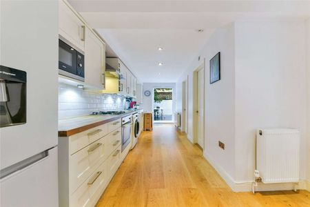 An immaculately presented two bedroom garden flat. - Photo 2