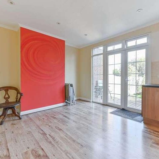 Kingsway, Motspur, KT3 - Photo 1