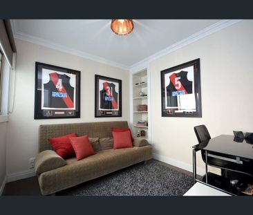 Stunning Townhouse in Prime Location - Photo 1