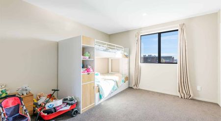 Immaculate 3 bedroom townhouse with garage! - Photo 3