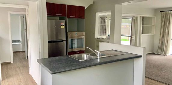 Very tidy 5 bedroom home in excellent location! - Photo 2