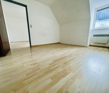 Teilmöblierte Dachgeschosswohnung in Zeltweg: 2 Zimmer, Einbauküche - Photo 1