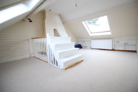 4 Bedroom Bungalow - Semi Detached - Photo 3