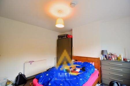5 Bedroom 2 Bathroom - Photo 4
