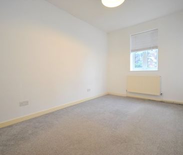 Terraced House to rent - Amblecote Meadows, London, SE12 - Photo 5