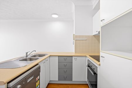 Easy Living in a Bright and Spacious Toowong Apartment - Photo 5