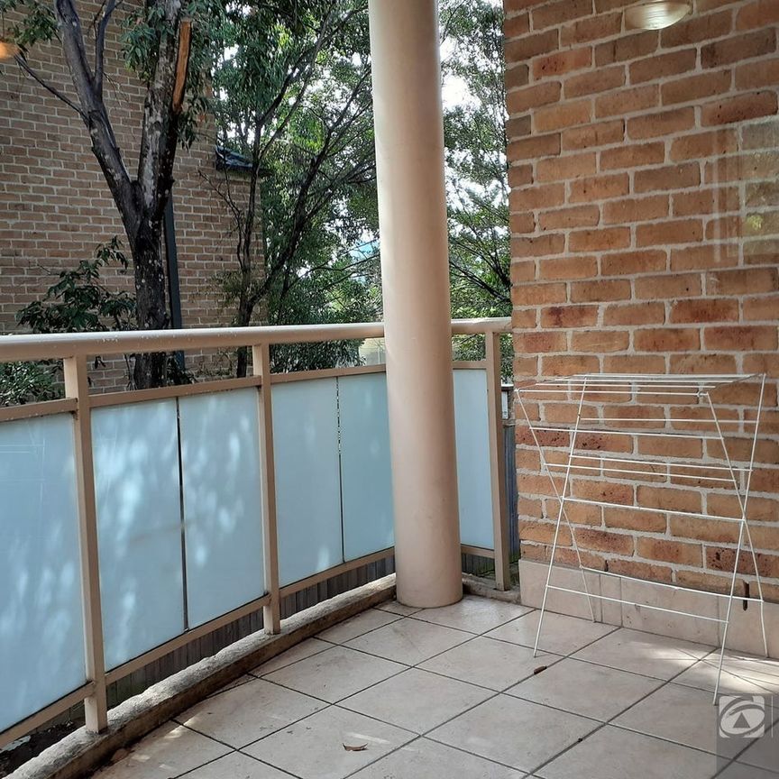 Stylish Apartment in Central Granville Location - Photo 1