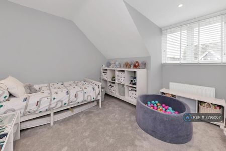 4 bedroom semi-detached house to rent - Photo 5