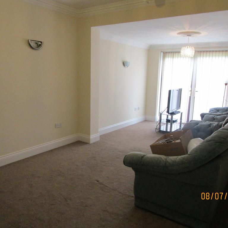 6 bedroom semi-detached house to rent - Photo 1