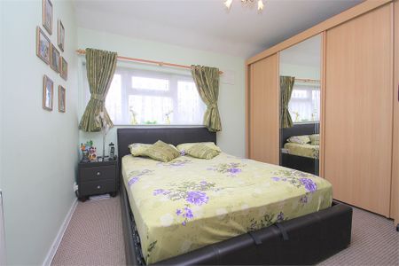 3 bed terraced house to rent in Randall Close, Langley, SL3 - Photo 2