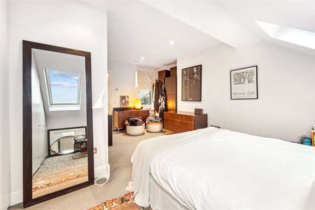 This beautifully presented four bedroom family house with a private garden in Fulham - Photo 4